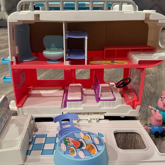 Peppa Pig Peppa’s Adventures Peppa’s Family Motorhome Toy playset - Picture 4 of 10